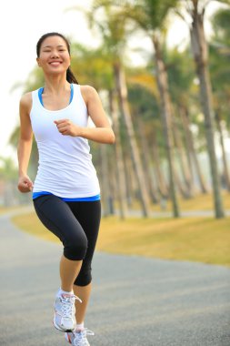 tropikal Parkı'nda çalışan runner atlet.