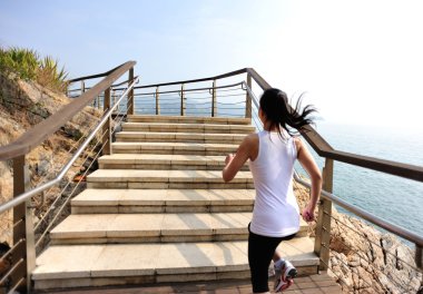 Deniz taş merdiven üzerinde çalışan runner atlet