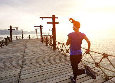 sahil üzerinde çalışan runner atlet