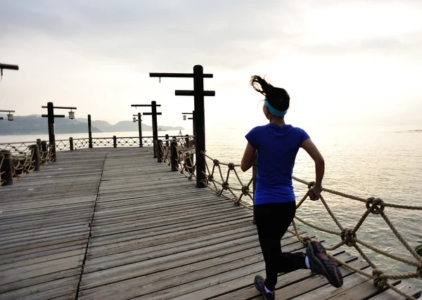 Sahil üzerinde çalışan runner atlet — Stok fotoğraf