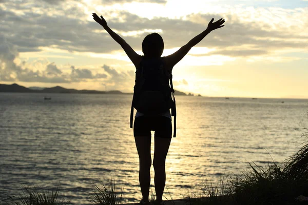 Cheering woman hiker with open arms — Stock Photo, Image