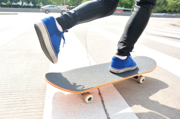 Skateboarden vrouw — Stockfoto