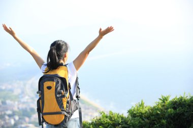 kadın stand deniz kaya hiking