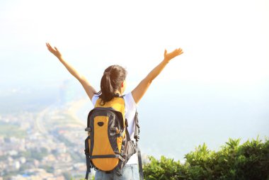 kadın stand deniz kaya hiking