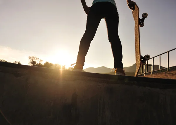 Femme de skateboard — Photo