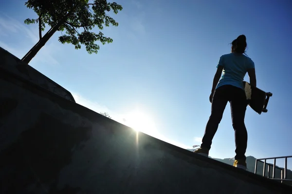 Skateboarding kobieta — Zdjęcie stockowe