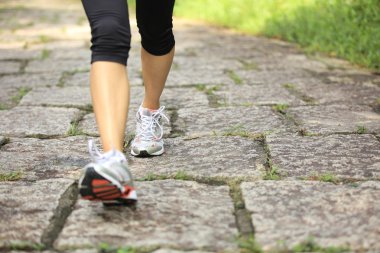 Sunrise yolda çalışan runner atlet