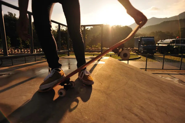 Skateboarding woman — Stock Photo, Image