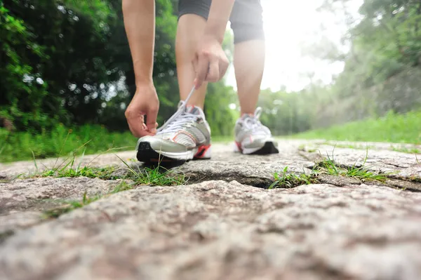 Runner probar nuevas zapatillas de running — Foto de Stock