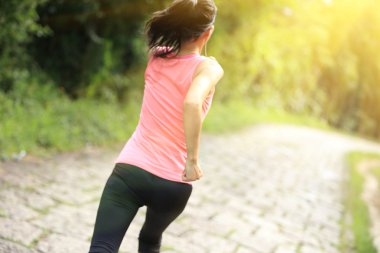 runner atlet ormanı iz üzerinde çalışan