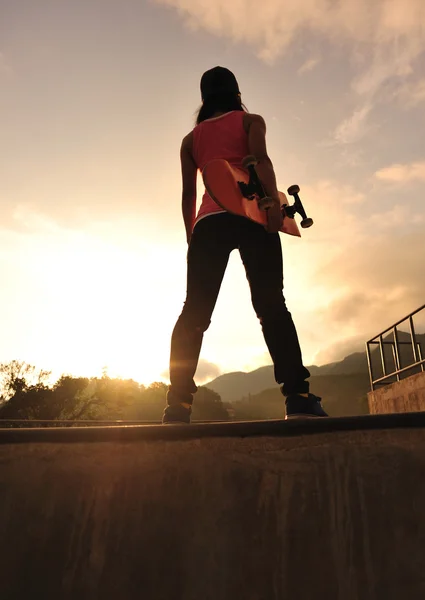 Skateboarden vrouw — Stockfoto