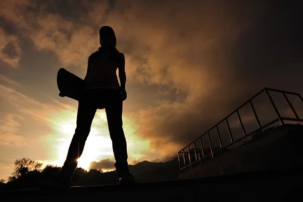 Wanita Skateboarding — Stok Foto