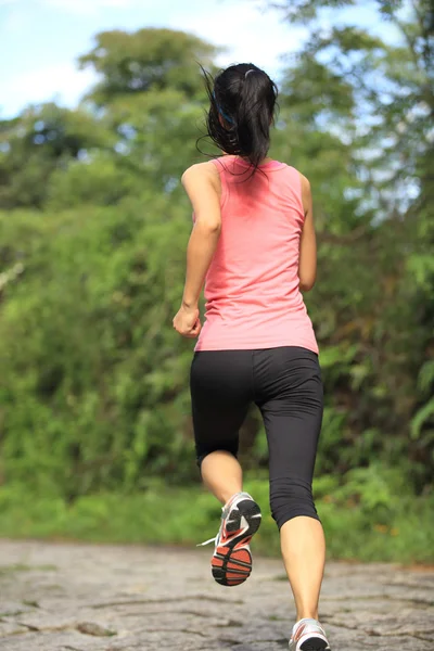 Atleta corredor correndo em trilha florestal — Fotografia de Stock