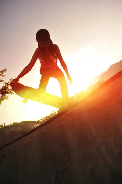 Skateboarden vrouw — Stockfoto