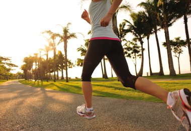 yolda çalışan runner atlet