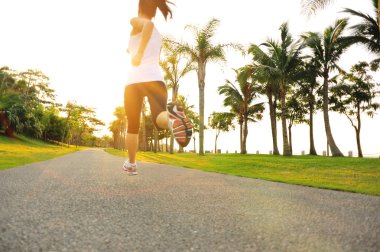 yolda çalışan runner atlet