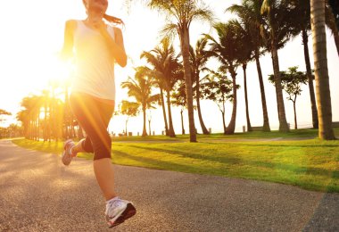 yolda çalışan runner atlet