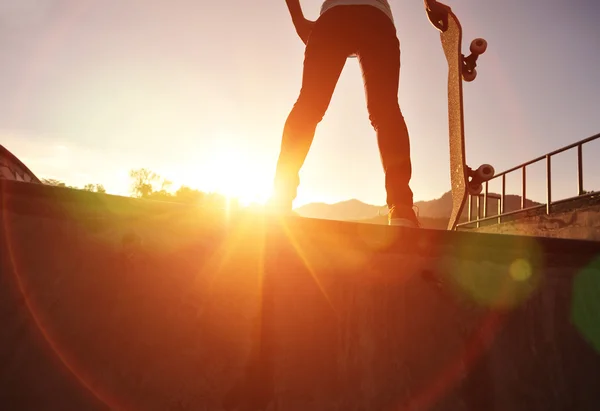 Femme de skateboard — Photo