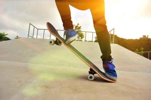 Skateboarding woman — Stock Photo, Image