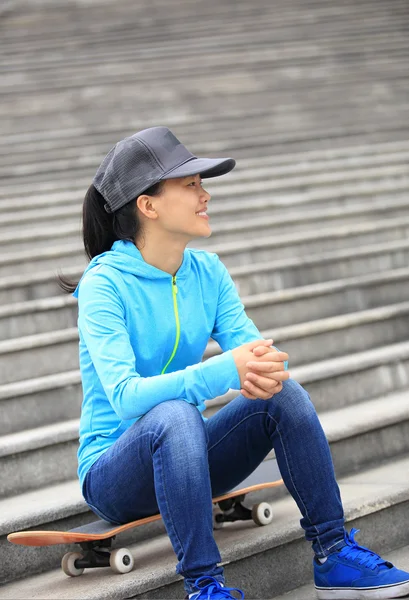 Woman skateboarder — Stock Photo, Image