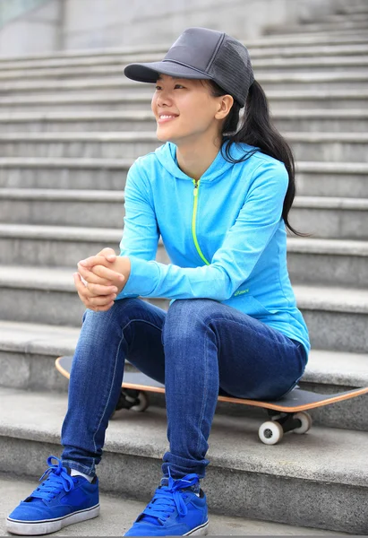 Woman skateboarder — Stock Photo, Image