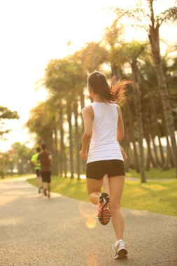 tropikal Parkı'nda çalışan runner atlet.