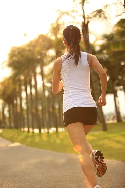 Runner atleet draait op tropische park. — Stockfoto