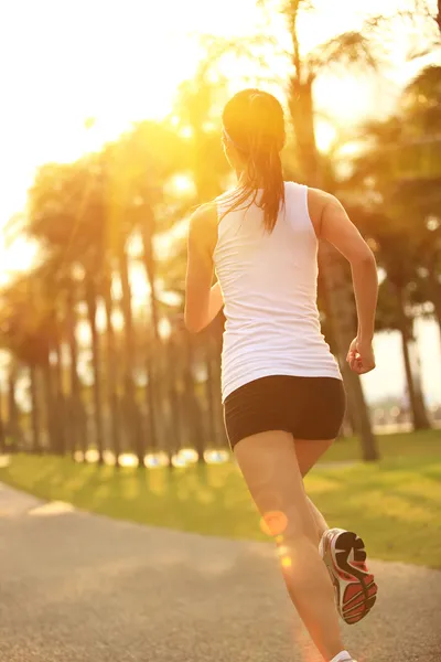 Atleta corridore che corre al parco tropicale . — Foto Stock