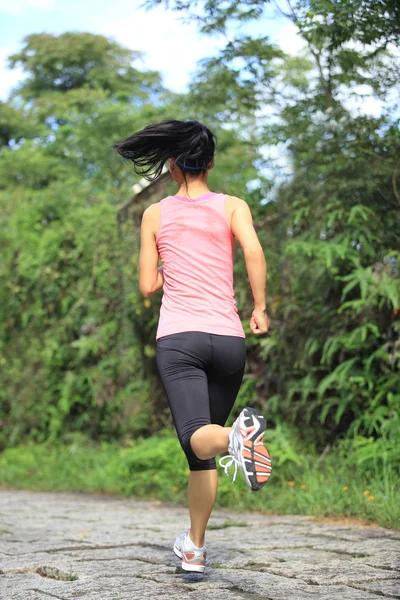 Atleta corridore che corre al parco tropicale . — Foto Stock