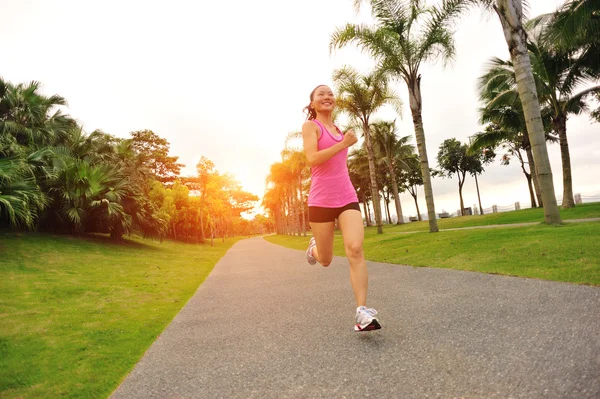 Corredor atleta corriendo por sendero forestal . — Foto de Stock