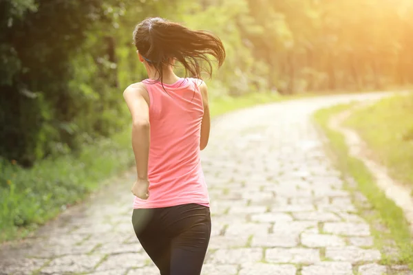 Athlète coureur sur le sentier forestier . — Photo