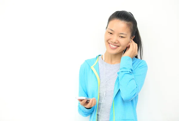 Joven mujer asiática disfrutando de la música —  Fotos de Stock