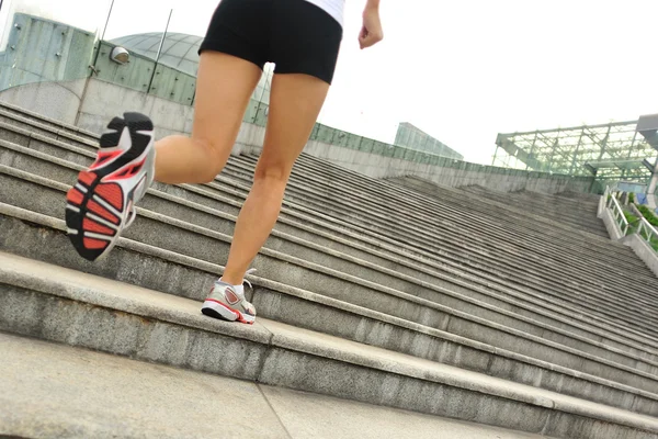 Biegacz lekkoatletka uruchomiony na schodach — Zdjęcie stockowe