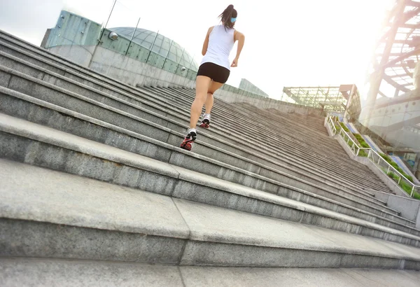 Atleta corredor correndo em escadas — Fotografia de Stock