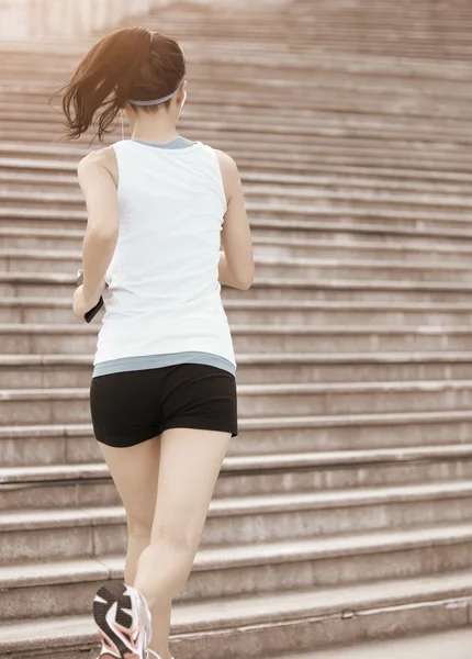 Athlète coureur courant dans les escaliers — Photo