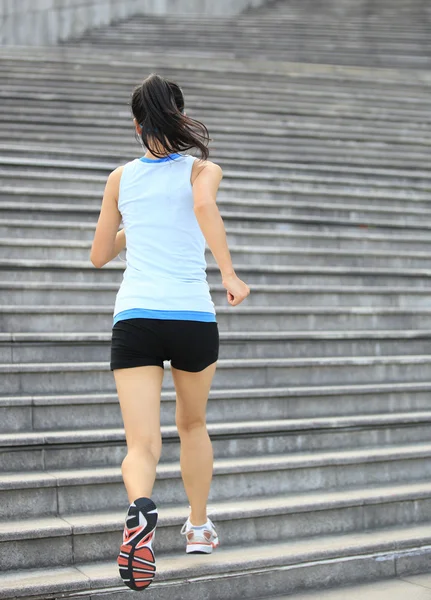 Merdivenlerde koşma runner atlet — Stok fotoğraf