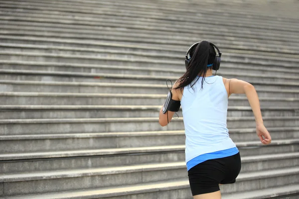 Corredor atleta corriendo en escaleras —  Fotos de Stock