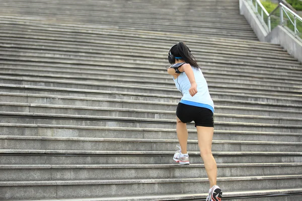 Бегущий по лестнице спортсмен — стоковое фото