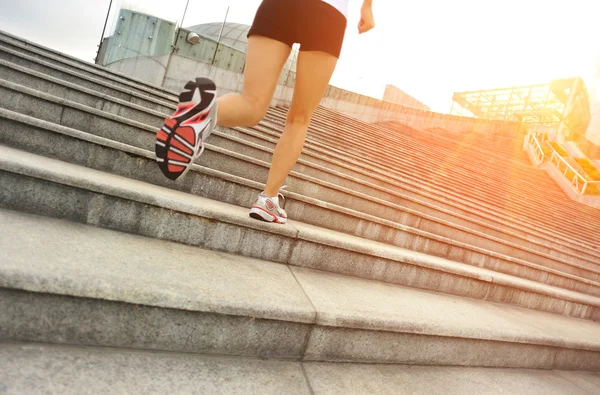 Athlète coureur courant dans les escaliers — Photo