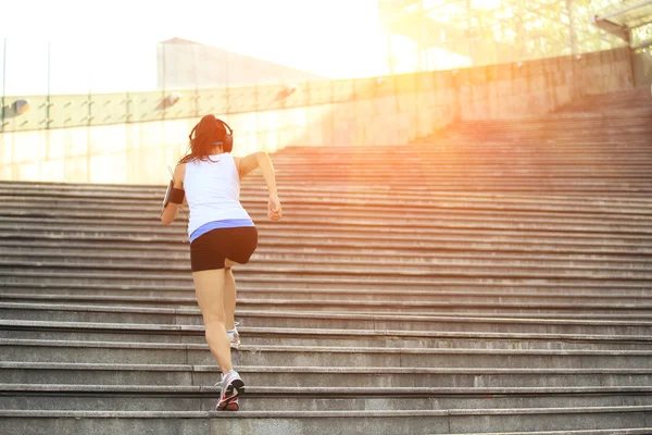 Corredor atleta corriendo en escaleras —  Fotos de Stock