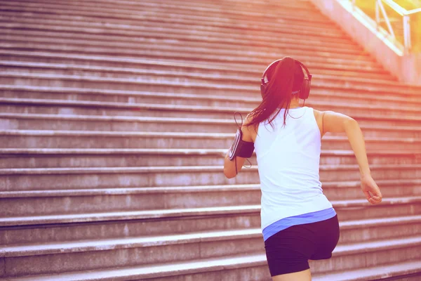 Runner atleet uitgevoerd op trap — Stockfoto