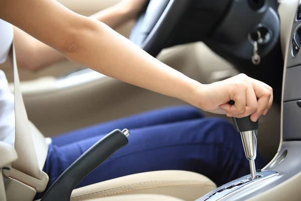 Femme conducteur déplaçant le levier de vitesse — Photo