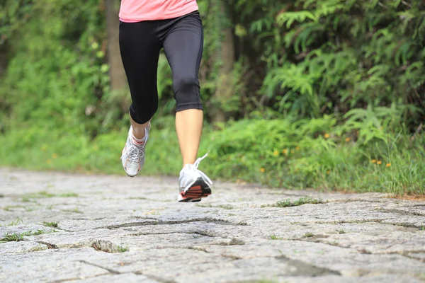 Atleta corridore che corre al parco tropicale — Foto Stock