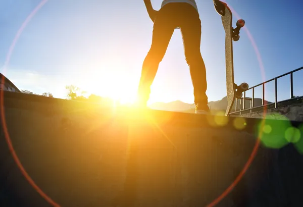 Skateboarding woman — Stock Photo, Image