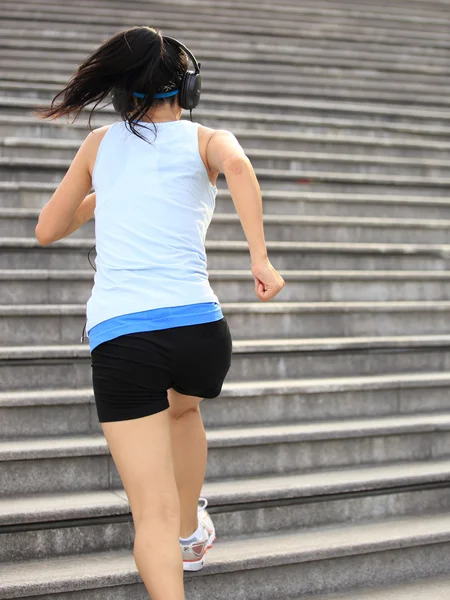 Atleta corridore che corre sulle scale — Foto Stock