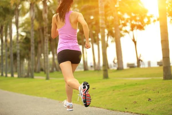 Atleta corredor correndo no parque tropical — Fotografia de Stock