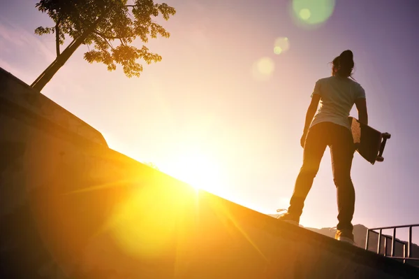 Femme de skateboard — Photo