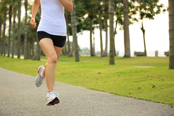 Alergător sportiv alergând în parcul tropical — Fotografie, imagine de stoc