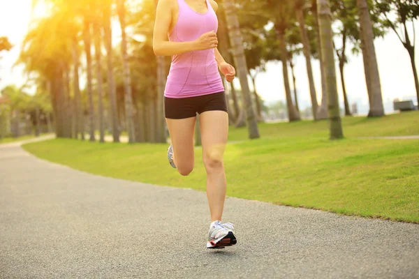 Atleta corredor correndo no parque tropical — Fotografia de Stock