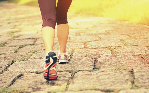 Atleta corredor corriendo en el parque tropical — Foto de Stock